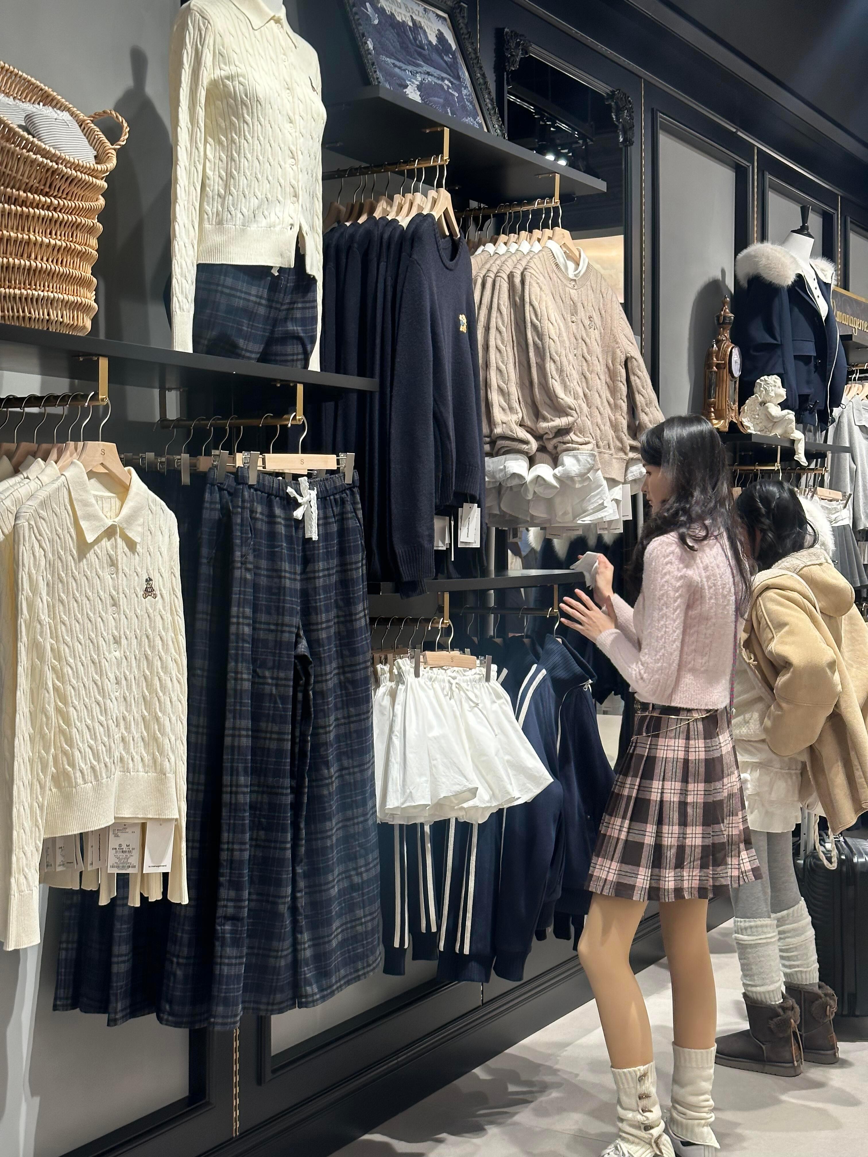 莫名进这种店就浑身不自在 还透着点羞耻感 