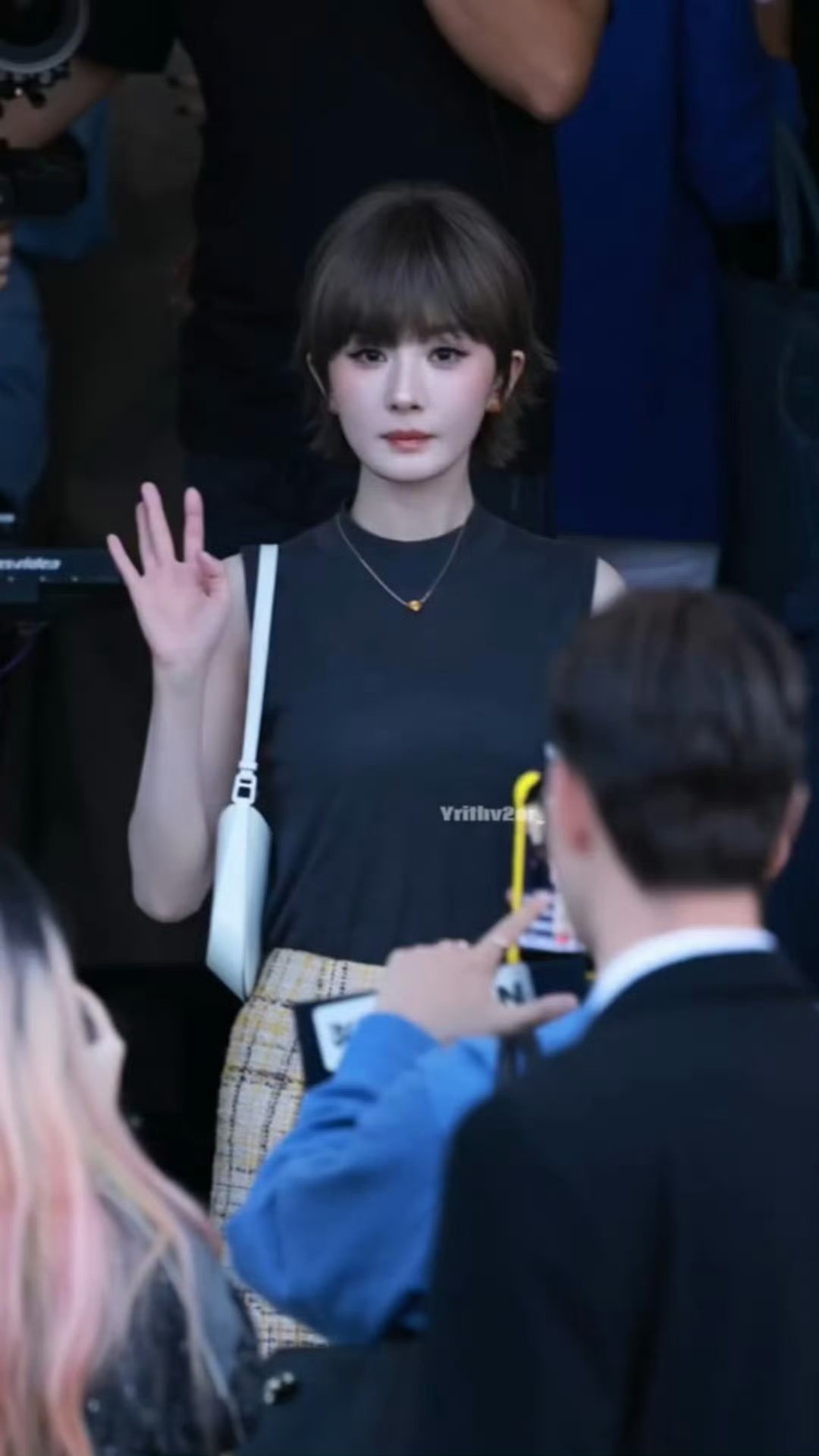 杨幂说短发是自己剪的杨幂米兰两套Prada look，短发俏芭比&豹女灵动又新潮