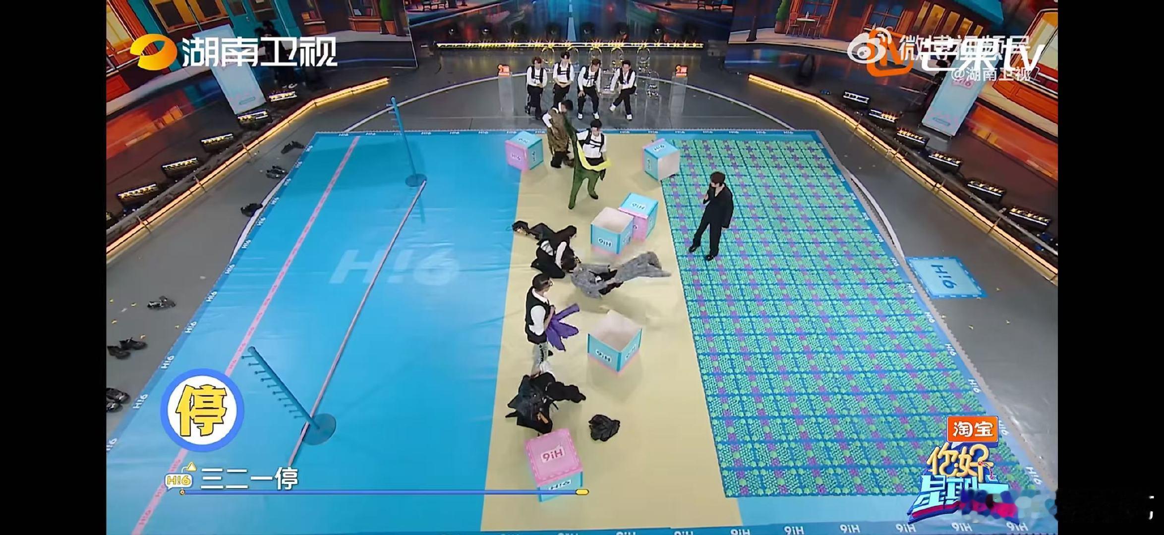 胡兵行走的时尚教科书从容自信的体态，加上绝佳穿搭审美，轻松秒杀一众穿搭。 