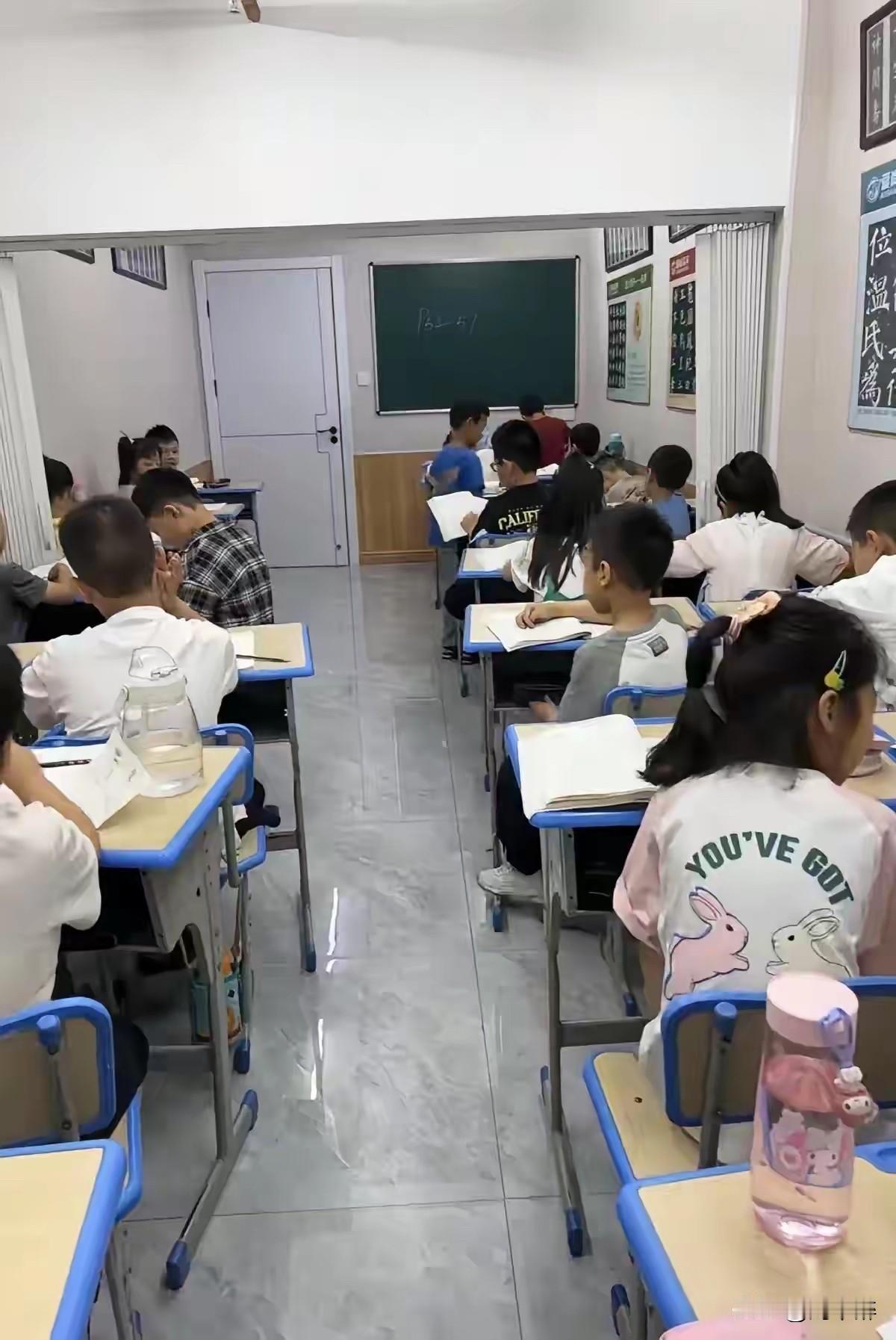 人民日报刊文，教育部规定“严禁将手机等电子产品带进课堂”。
@刘不醉 提议取缔所