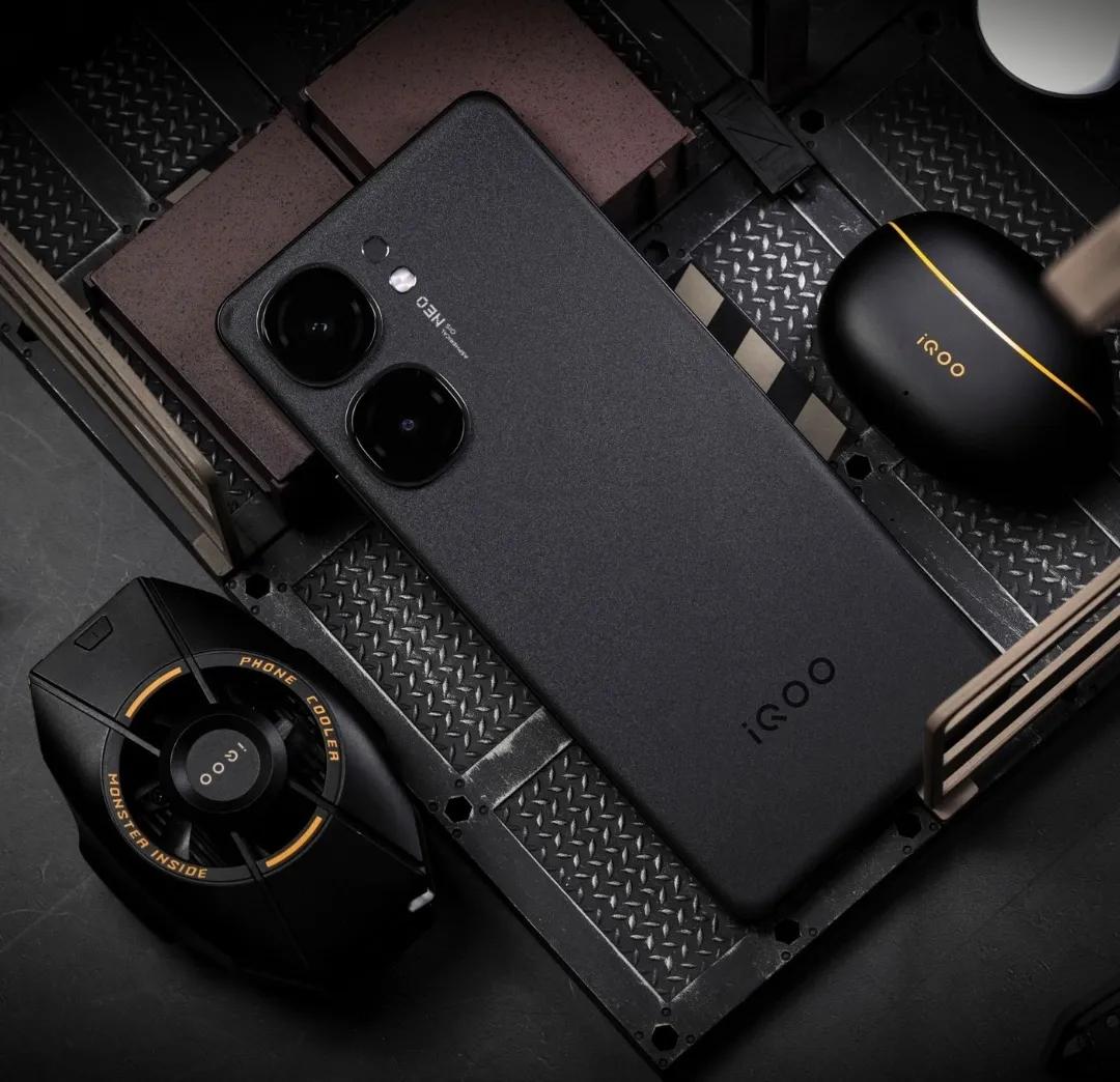 蓝厂这审美还是在线的，设计师应该加鸡腿。这不比之前发布的机器颜值要高，就看明天它