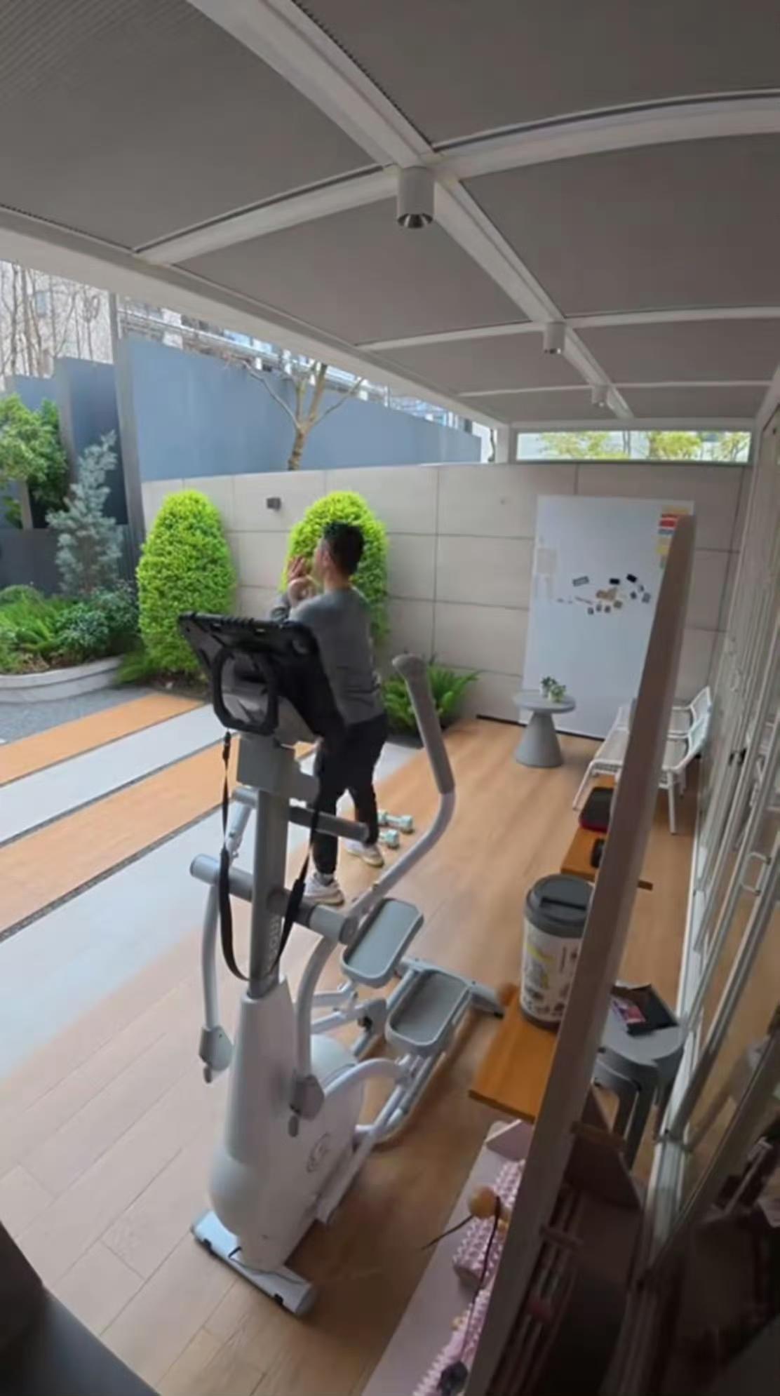 任重为孙骁骁庆生，俩人同吃一碗面，重庆住独栋大别墅，院子好大 ​​​