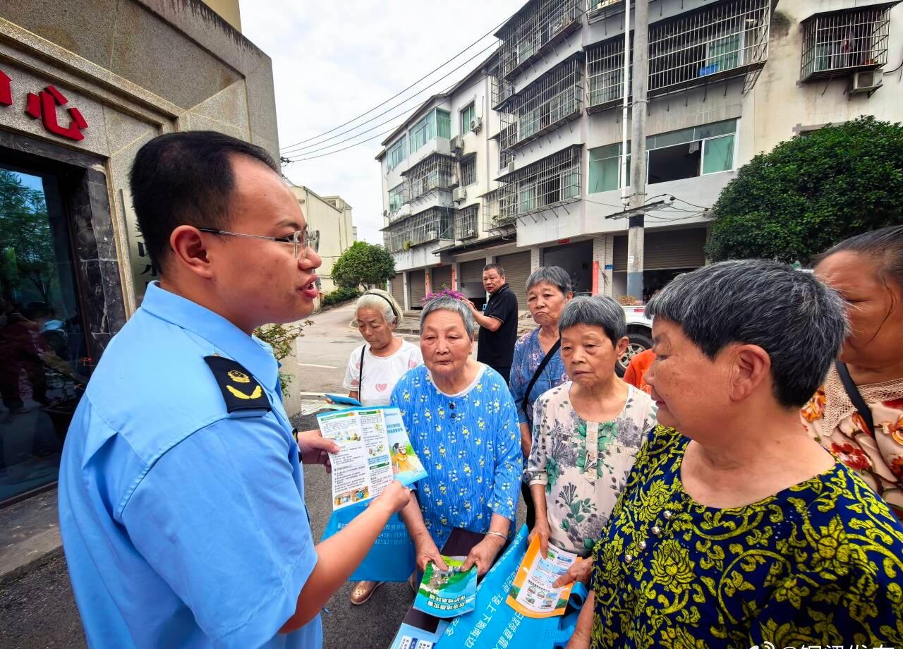 近日，铜梁区水口镇结合赶集日在街头开展“百日攻坚行动”集中宣传活动，将安全知识送