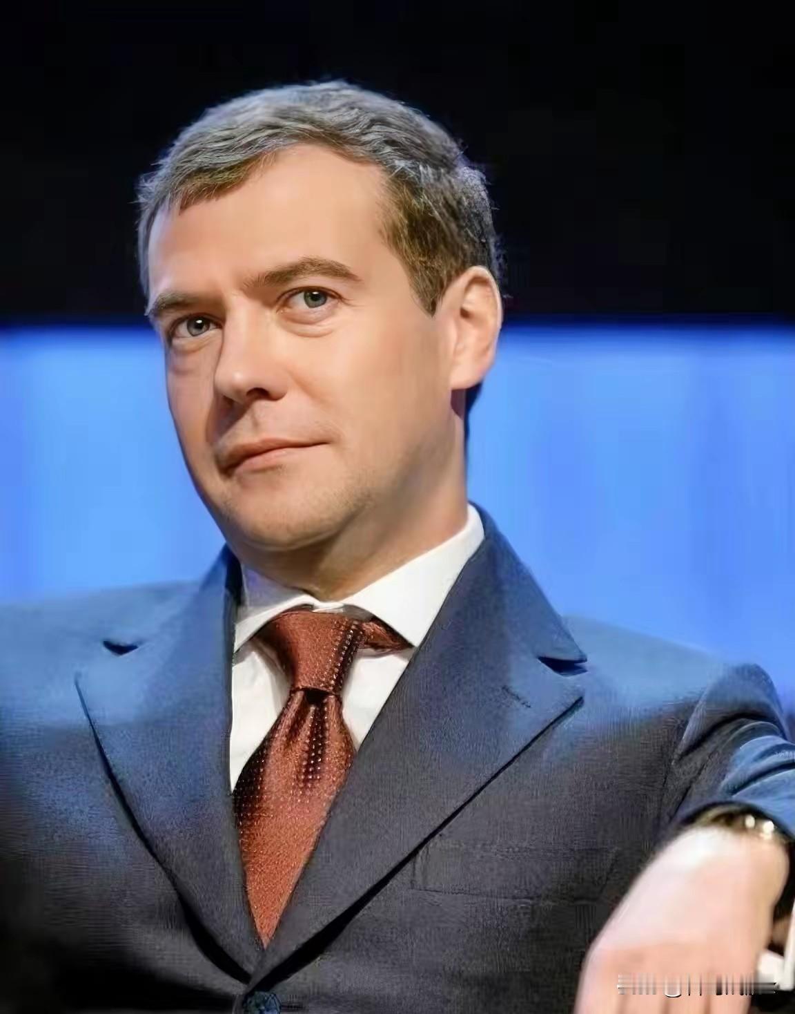 彻底摊牌！梅德韦杰夫撂下狠话！

梅德韦杰夫这回直接把话挑明了。他说，乌克兰在欧