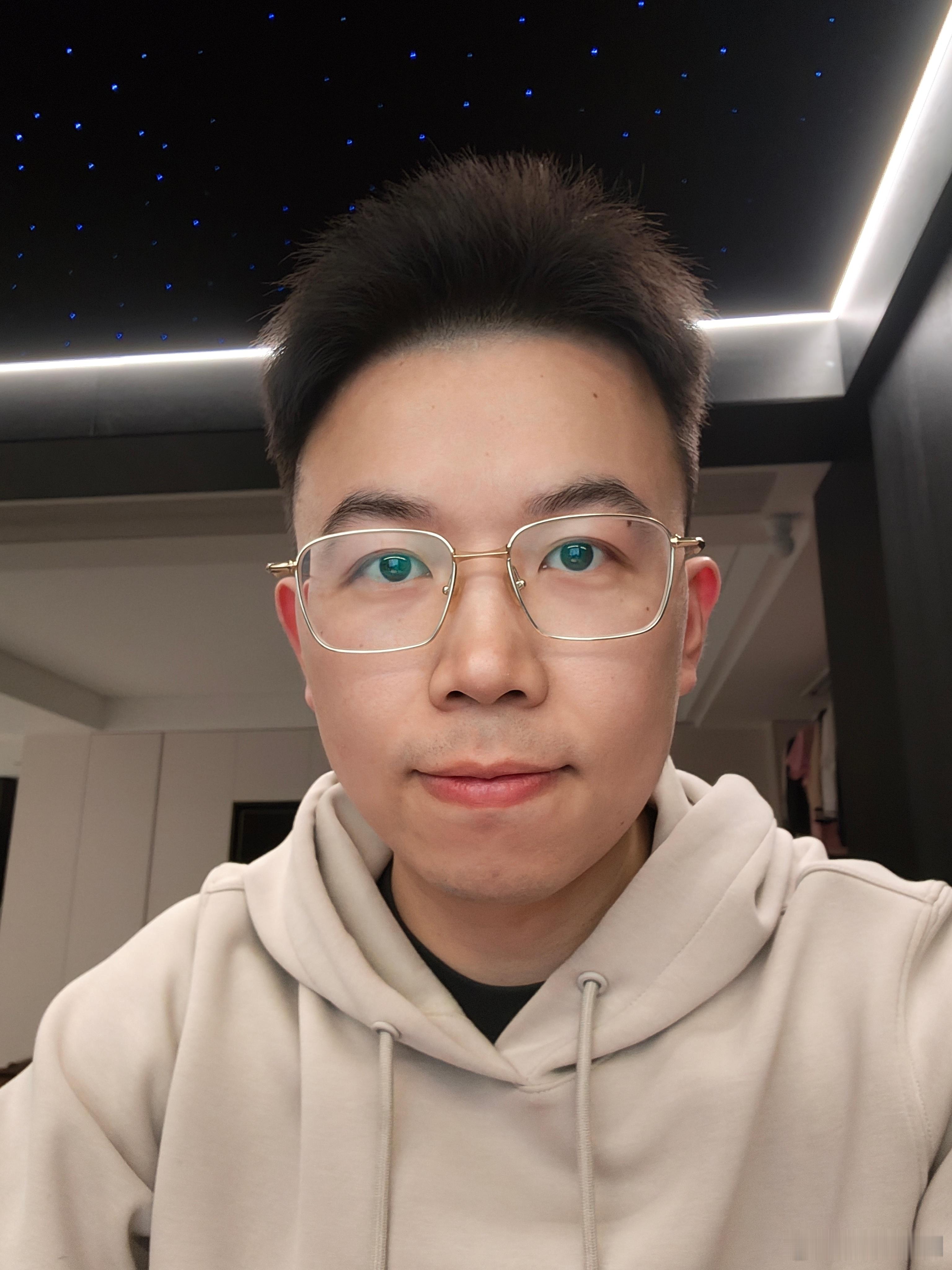 [笑而不语]好久没发自拍了，美不美打几分？（PS默认开了美颜） ​​​