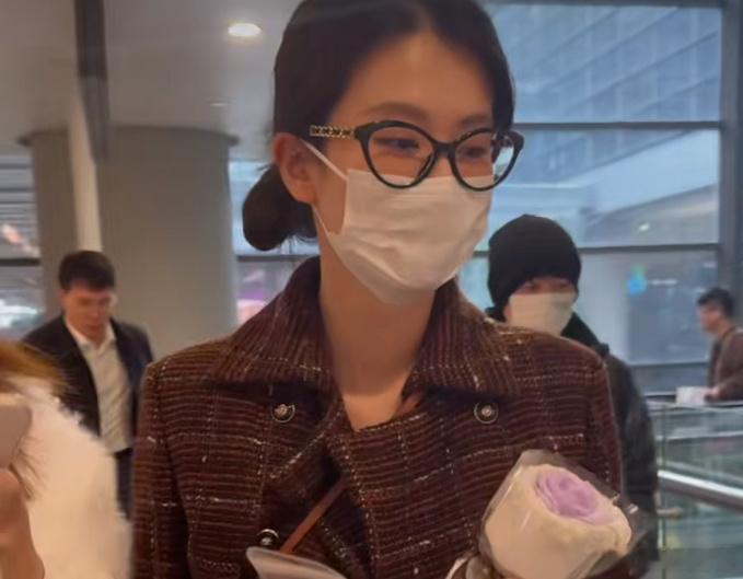 乔欣被曝结婚后首现身 乔欣被曝结婚后首次现身，在机场和粉丝边走边聊。小姐姐还是那