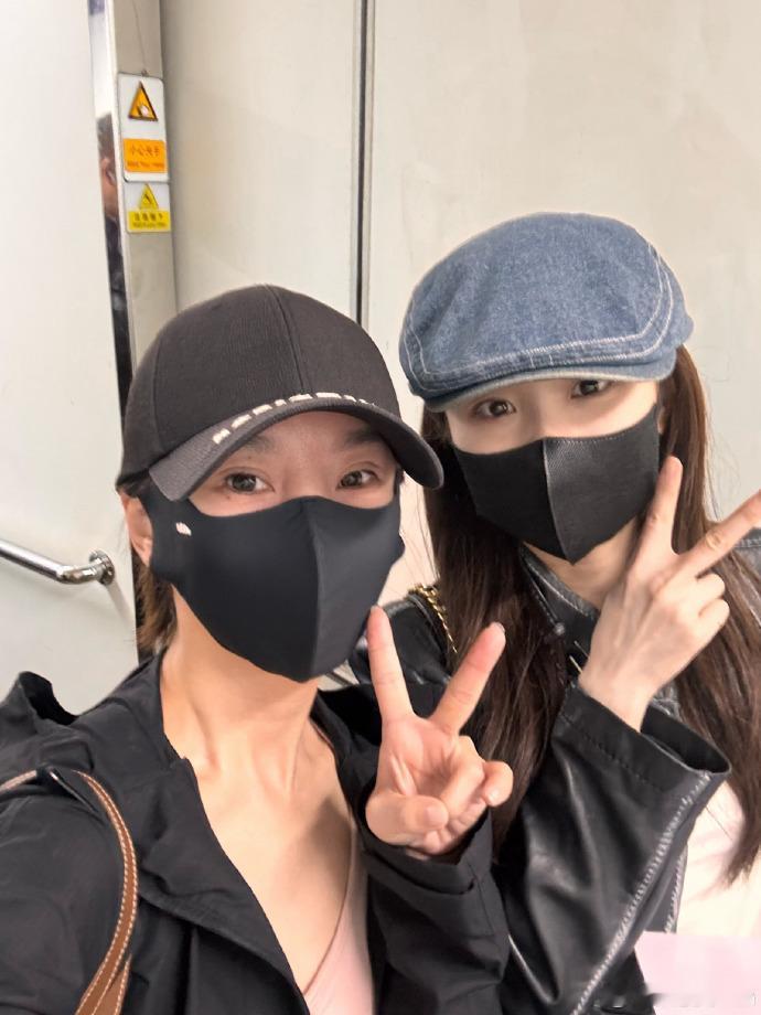 改签三次都让你俩遇上了缘分让我们相遇改签以外 这是什么神仙缘分，改签三次都能遇上