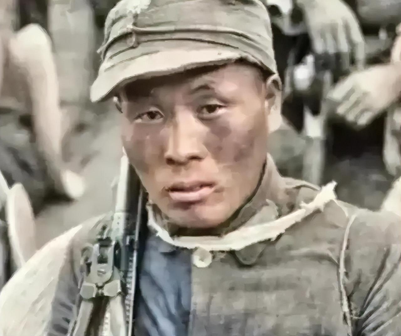 1945年，机枪手曾岳峰为躲日军走山路，意外发现100多日军在吃饭
1945年，