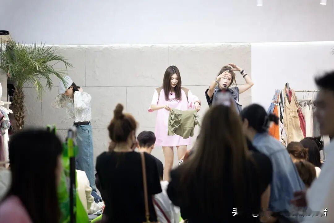 曾是直播行业繁荣图腾的杭州丽晶国际，在2025年双十一的喧嚣中显得格外冷清。
