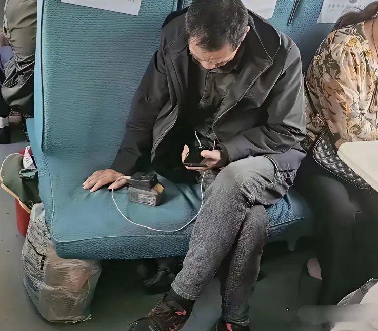 他这充电宝，从广州充到拉萨都用不完 ​​​