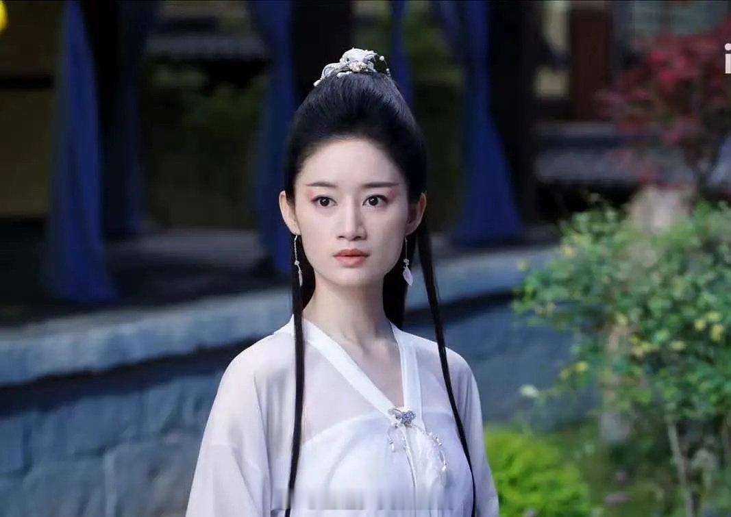 不止是主演，念无双拍的每个人都好老气，好造孽的妆造，很难想象这是2025年上的剧