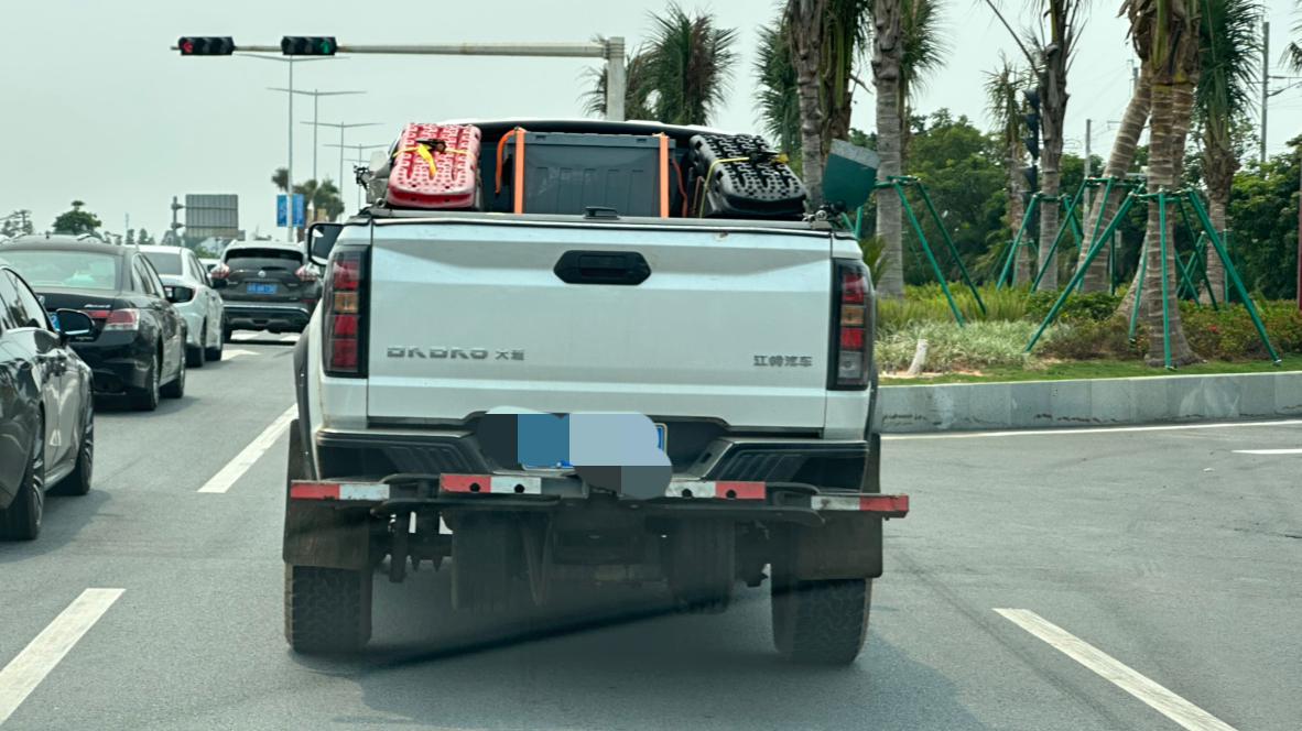 路上一皮卡，后面加装了两车轮，老司机出来答疑哈哈【来自懂车帝车友圈】