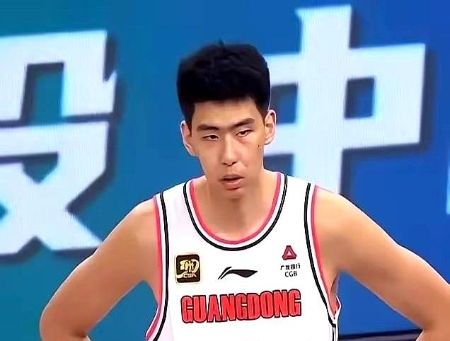 当顶薪从1200万被砍到600万时，朋友圈里两种声音一起响起：心疼，和认同。
姚