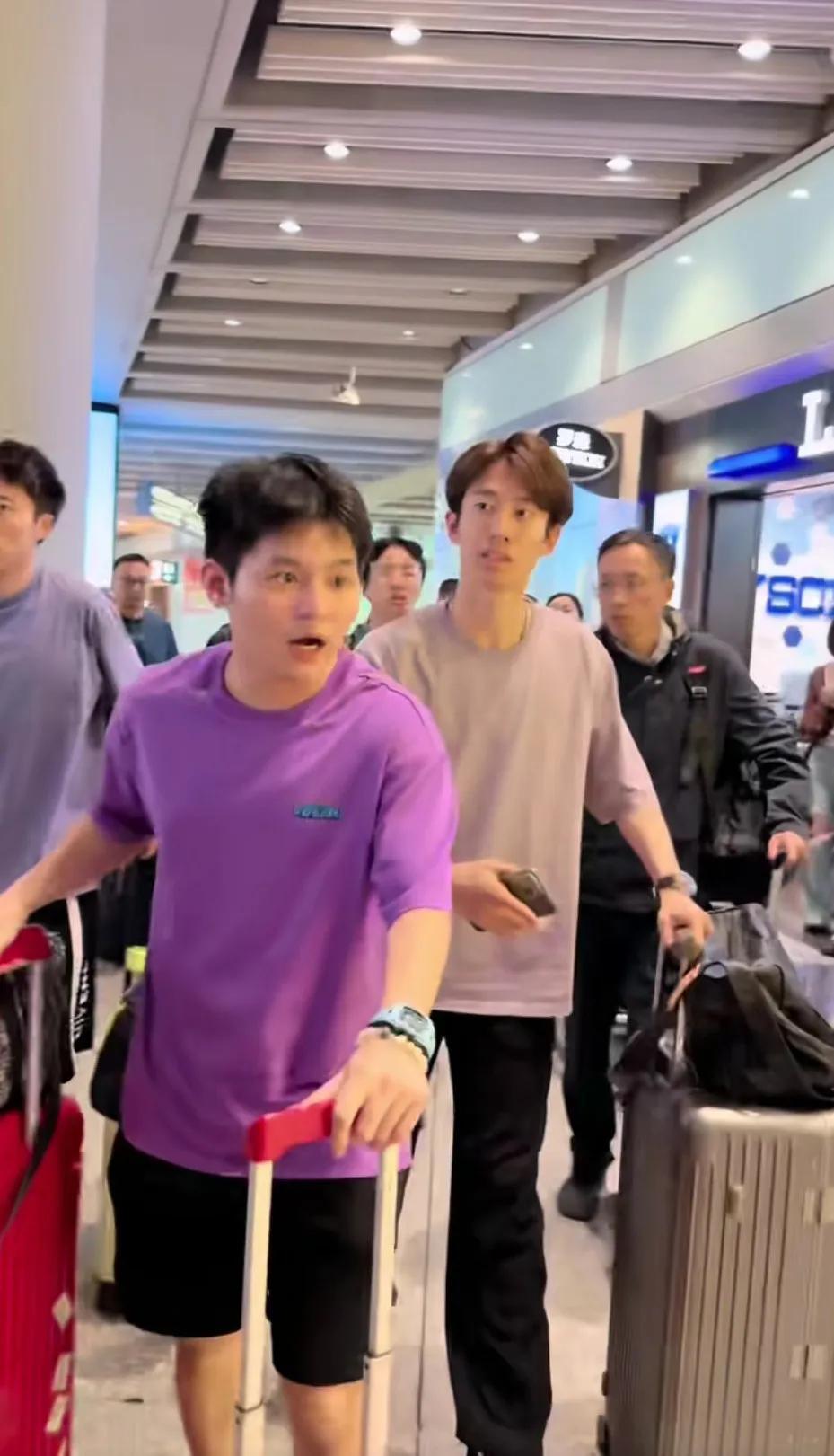 小石头技术没问题，主要还是心态不稳，要磨炼在赛场上不唯嘈杂声干扰，抛开世界排名第
