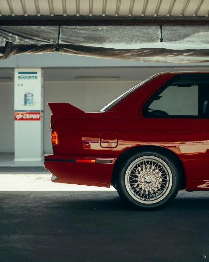 驾驭BMW E30 M3，感受非凡速度与激情的完美融合。每一道设计，每一次轰鸣，