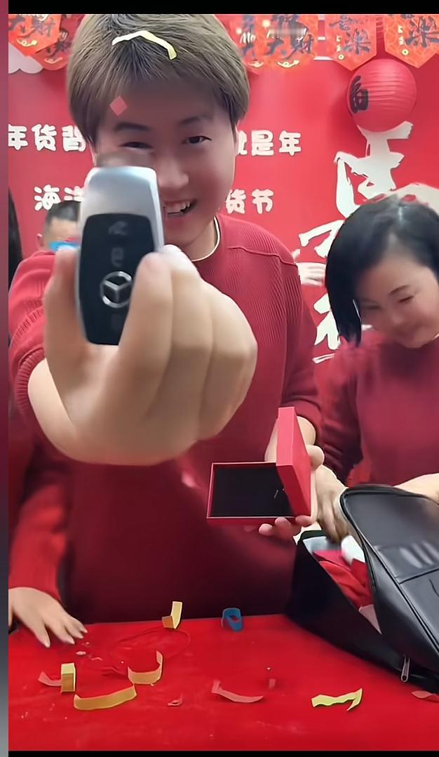 孙海洋送了孙卓一辆奔驰
一个黑包的意义,包着红领巾，红领巾包裹着红色的盒子，盒子