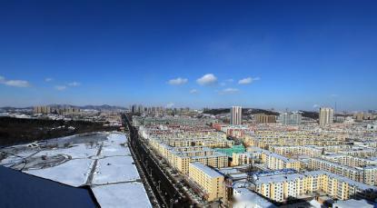 学校在新疆石河子市北工业园区北十二路。“戈壁明珠”石河子，共和国军垦第一城。全国