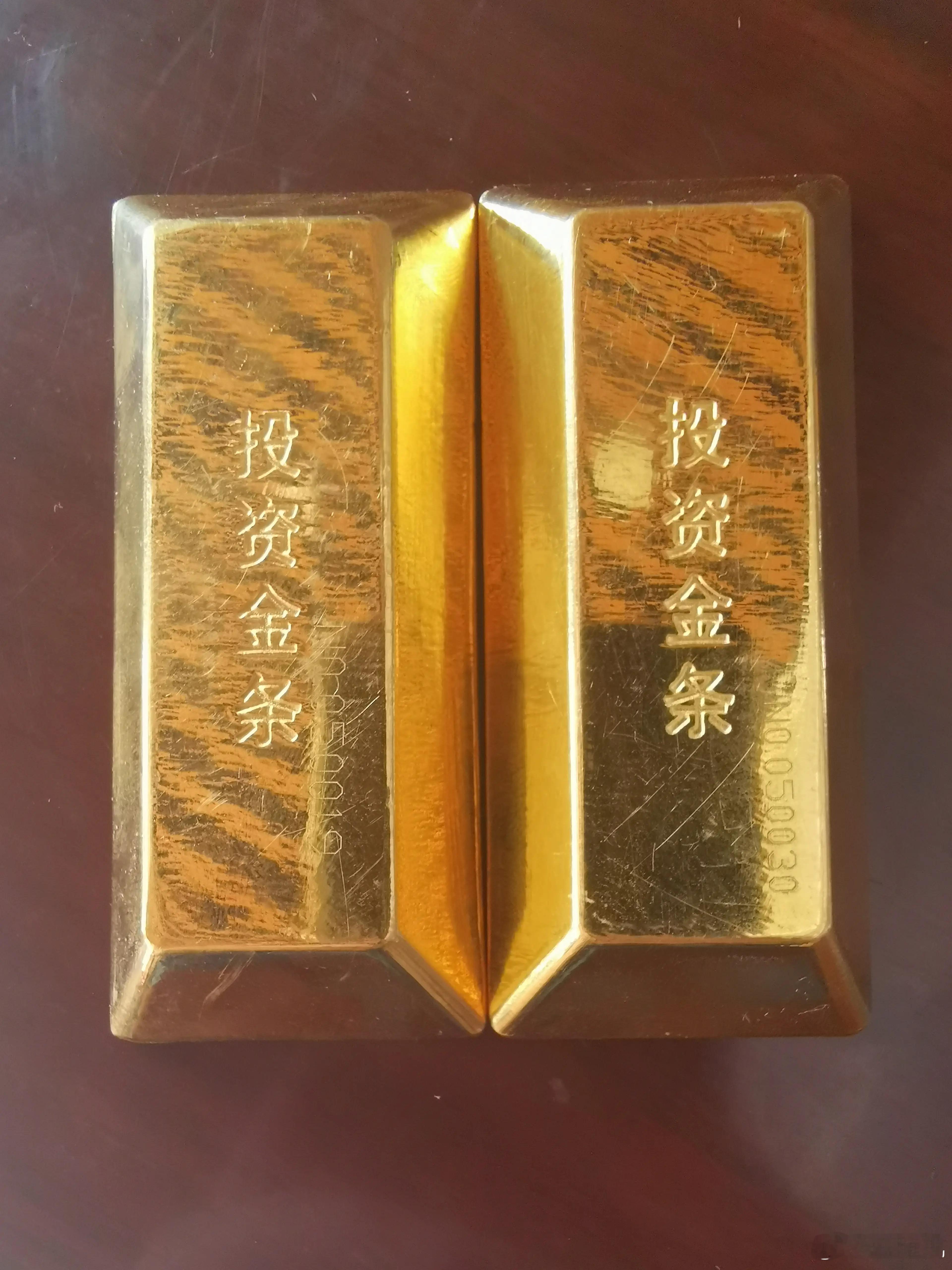 听泉赏宝不建议普通人买黄金说实话，一克一克的买作用真的不大，想通过囤黄金提高身家