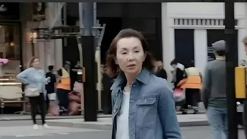 曾经的女神也老了，60岁的她身居国外，无儿无女，孤身一人，看着可怜 