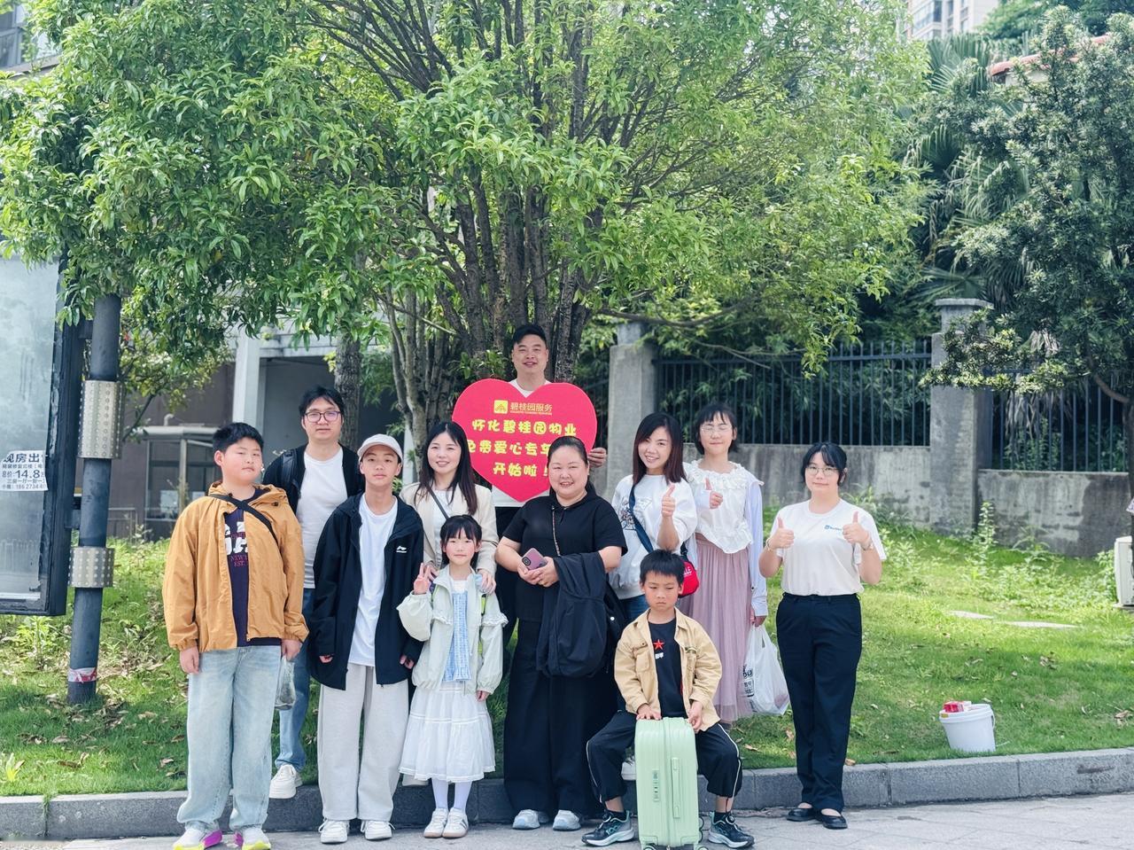 怀化碧桂园物业志愿者服务队
“五一”爱心专车接送服务完美收官，近500位业主享受