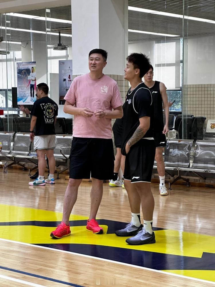 赵睿穿北京队短袖在广东训练，就算有意表达忠诚，广东球迷也应该秉承人情世故

广东