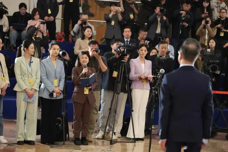 事情坏就坏在国际奥委会自身；当年的中国举办奥运会，国际奥委会的委员们，反复来中挑