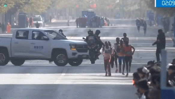 果然是自己人专坑自己人！大连马拉松发生令人非常气愤的事件！当中国运动员尹顺金全力