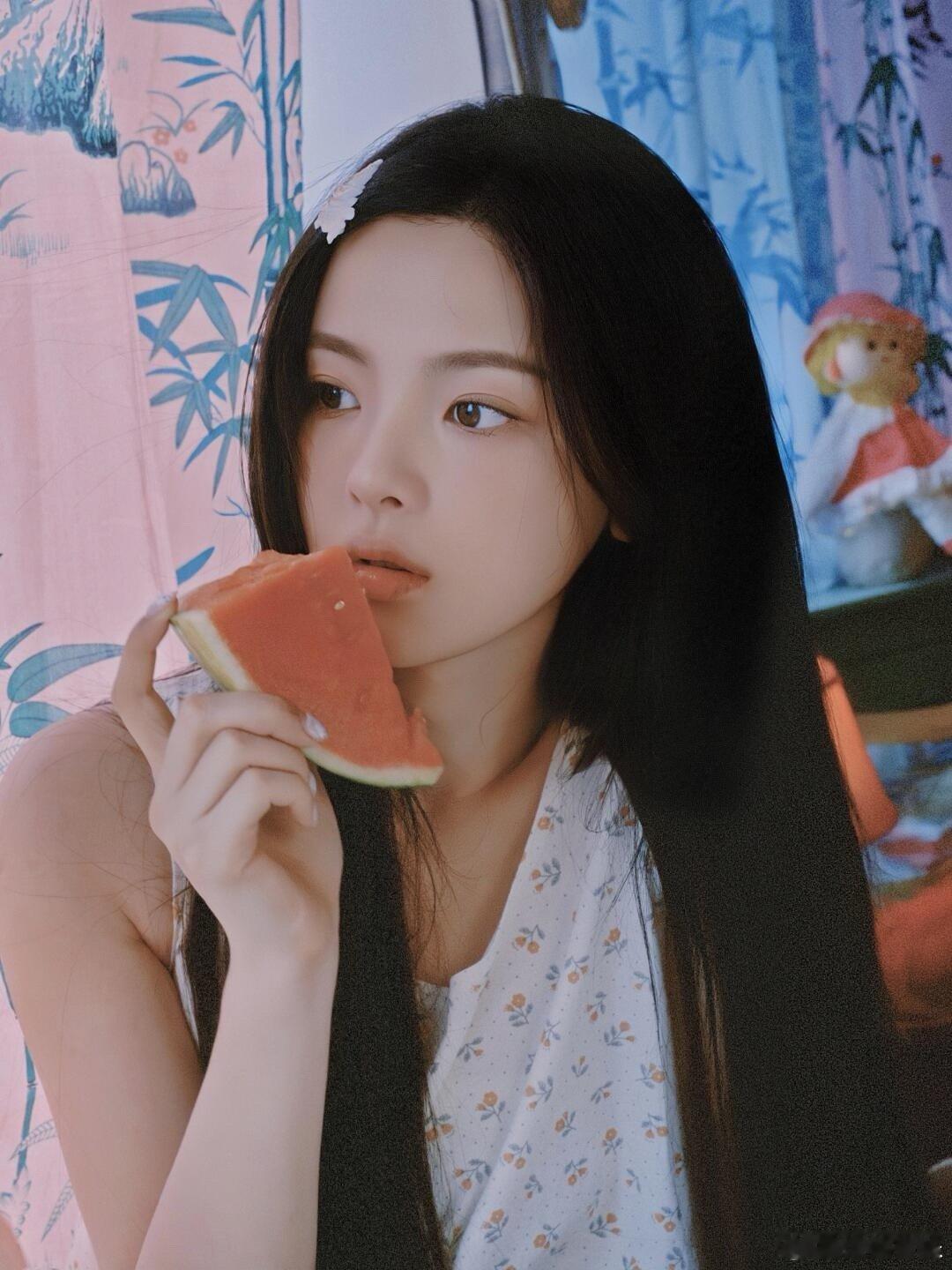 杨超越[超话]   杨超越小清新写真，好似俏皮甜美的邻家少女，阳光透过粉色窗帘的