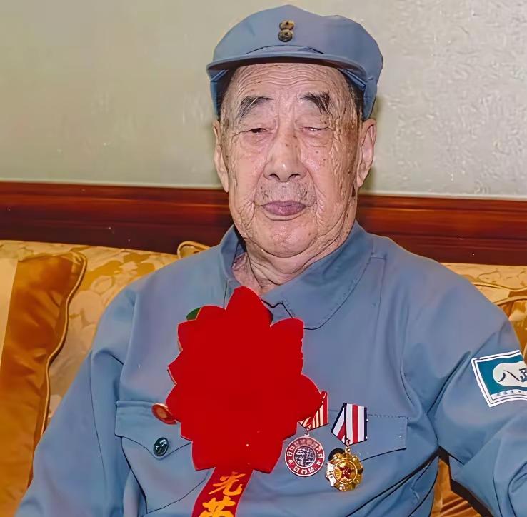 【罕见彩照】许家印父亲晚年身穿八路军军服曝光：一位老兵的铁血与荣光

一张珍贵的