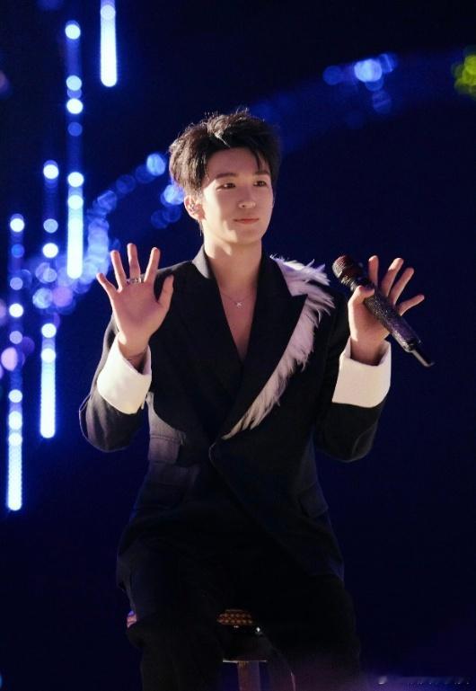 黄子弘凡在枣林湾音乐节开专场 一整个期待住！黄子弘凡兼具制作人与歌手身份，专场舞