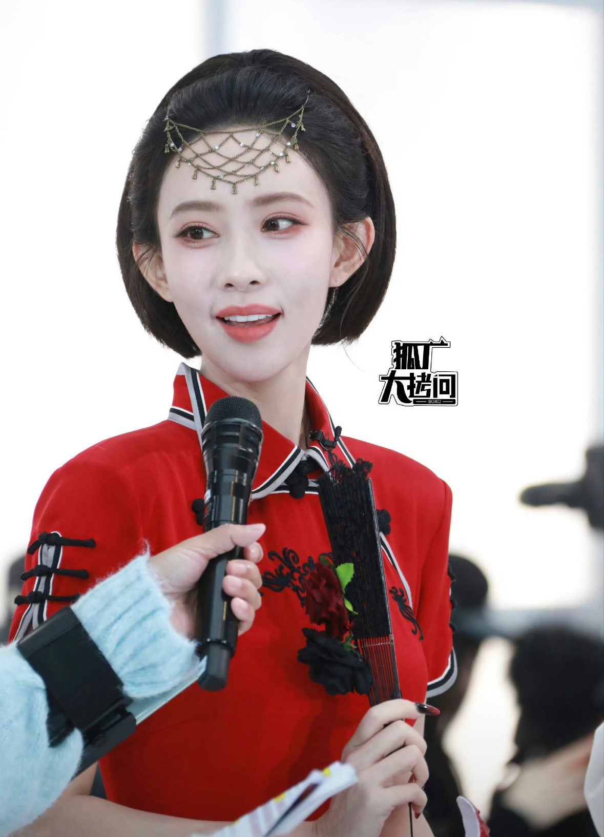 虽然但是孟子义这张脸演沈娇娇（少女）确实不太合适。。 ​​​