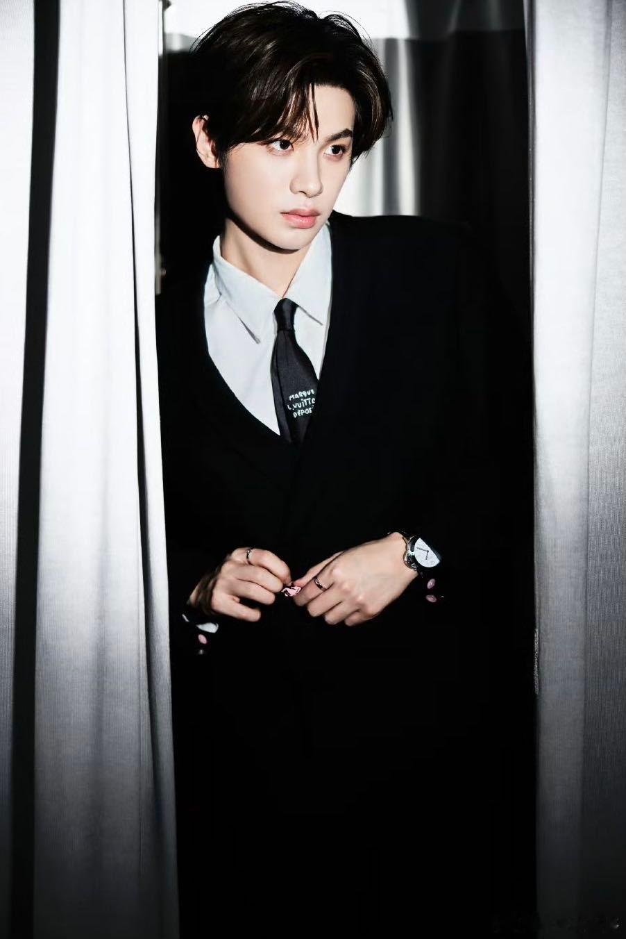 他提到新角色涉及家庭生活戏，挑战很大，尤其在前辈演员带动下收获良多。被问印象深的