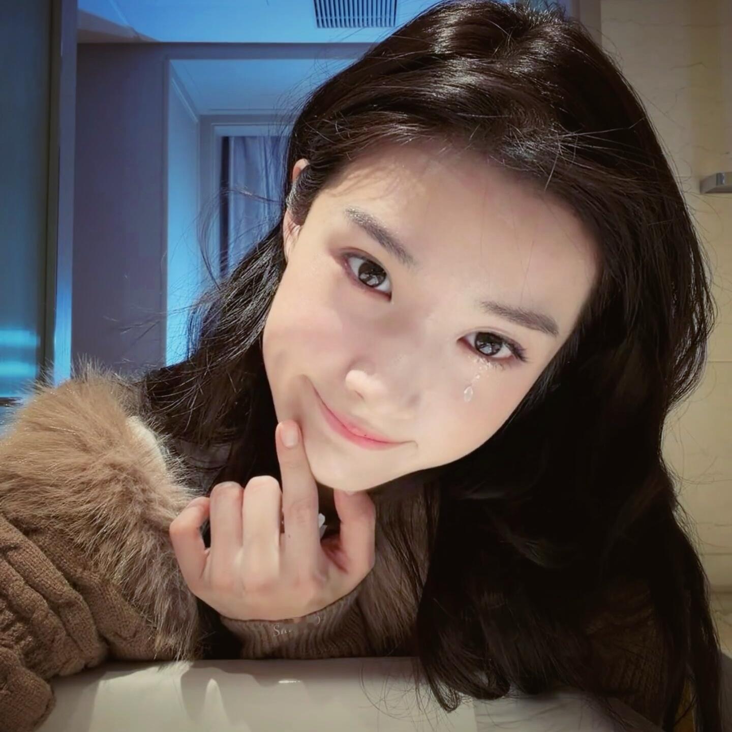 卢昱晓头像更新 