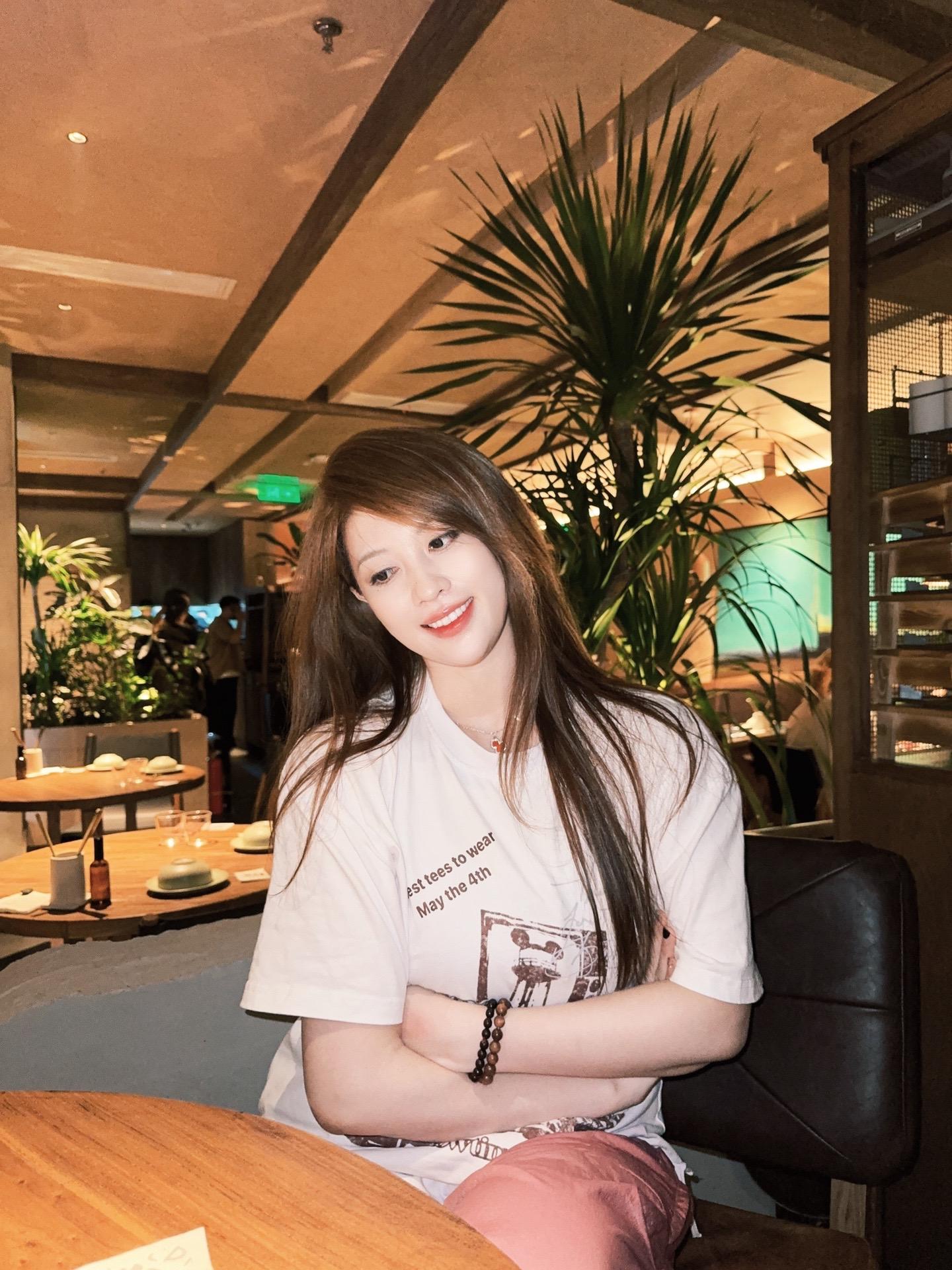 和漂亮姐姐吃饭。