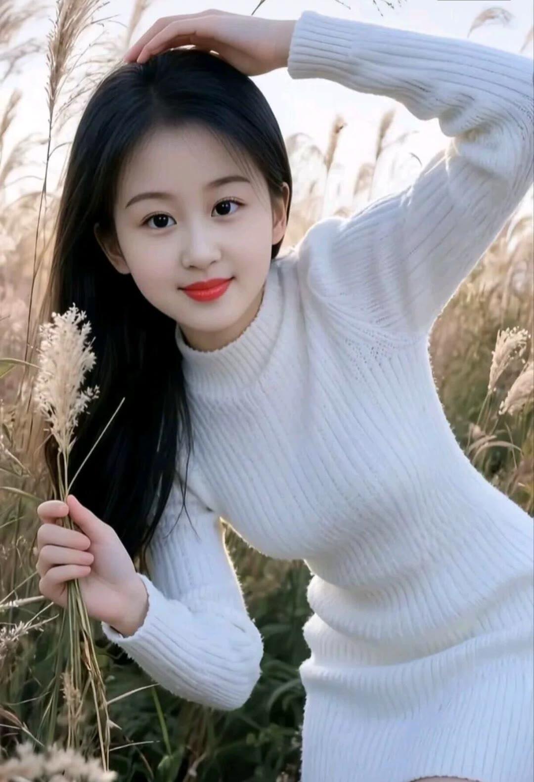 少女在田野中，温柔微笑，手持野花，阳光洒满发梢。