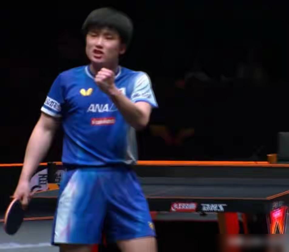 日本“摩托”张本智和人气全消，在与法国选手西蒙·高茨的比赛中虽然4:2战胜西蒙·