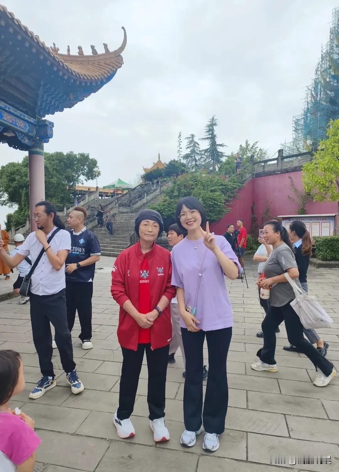 “石榴姐”苑琼丹现身四川遂宁灵泉寺，62岁的她，看起来并不年轻，穿着一件红色的明
