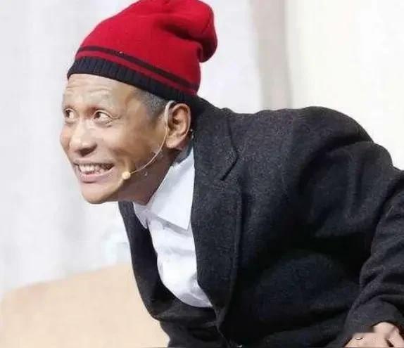 东北方言之（782）一惊一乍：
形容一个人不稳重，小题大做，一点小事就大呼小叫，