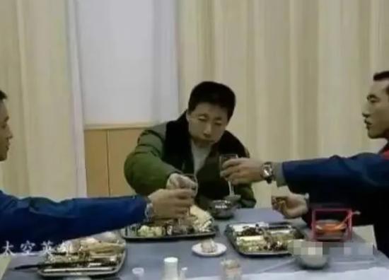 2003年，杨利伟出征前的照片，真正的壮行酒，有去未必有回，让人肃然起敬的照片！