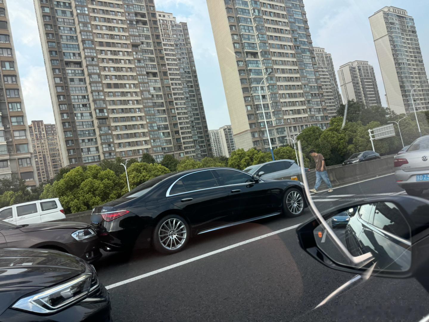 s车主是不一样，淡定从容这么新的车，要我我都能气蹦起来…你说有没有情绪控制不住给