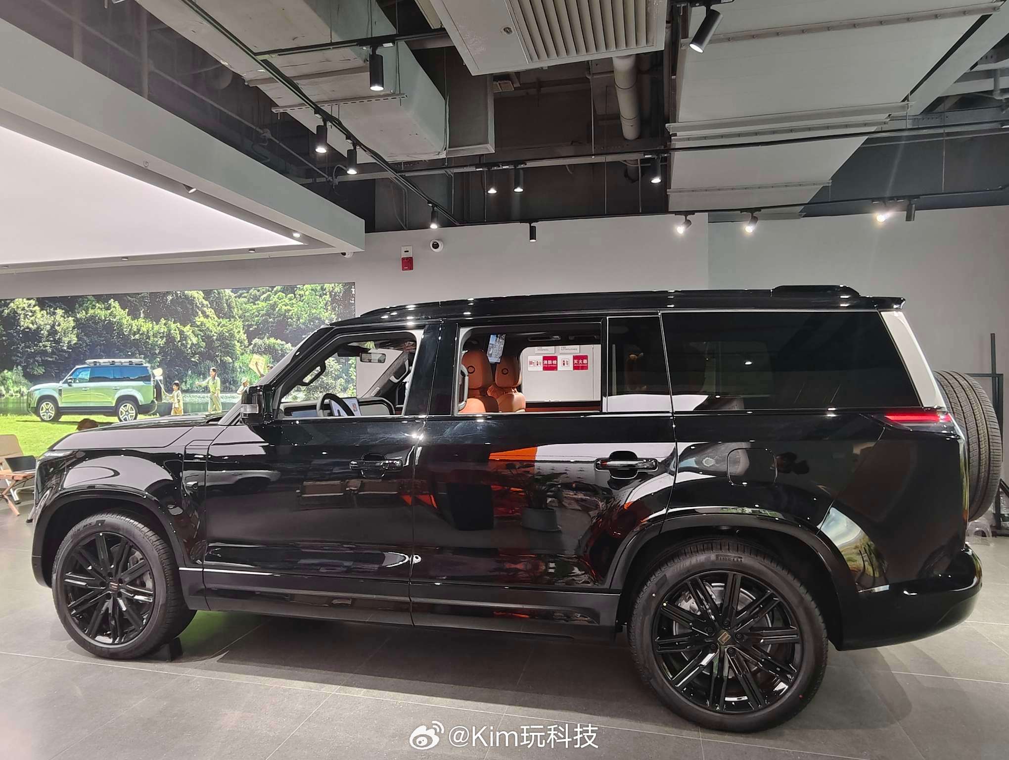 这车后备箱能装下整套露营装备，车顶还能拓展行李架，周末带家人去野外真的能当个移动