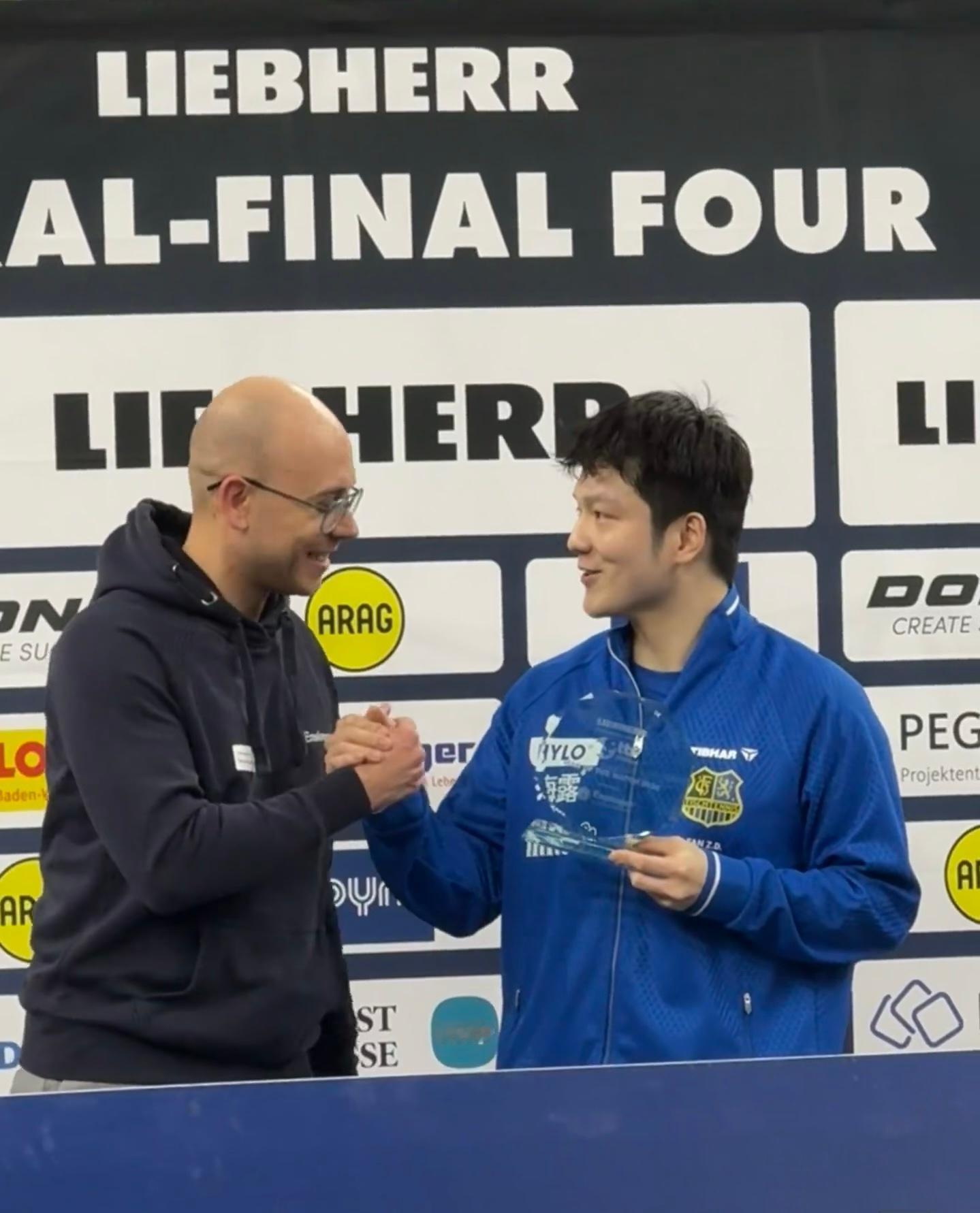 比赛有很多瞬间。但在现场，更先看到的是他的眼神。坚毅、专注，一分一分，赢下比赛，