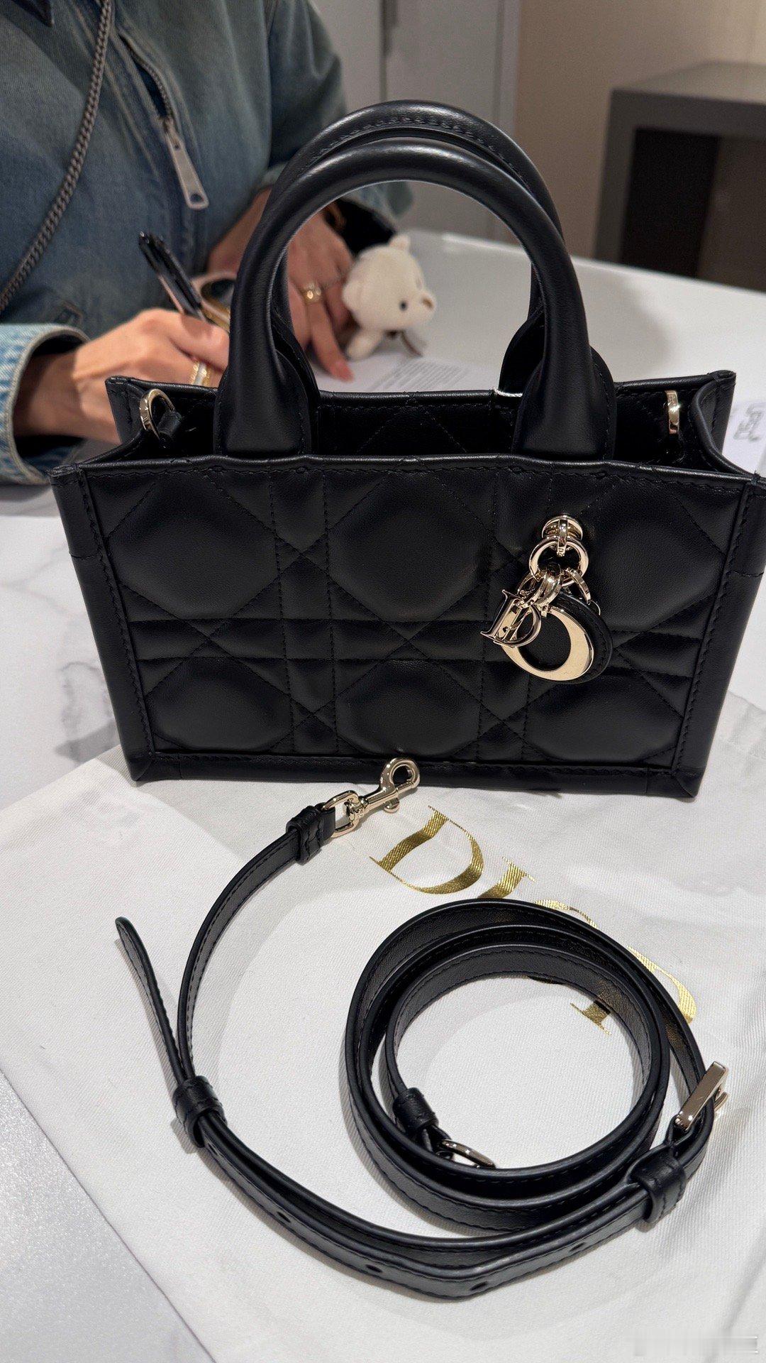 来香港总得买点啥，用自己投资挣的钱买啥都可以 