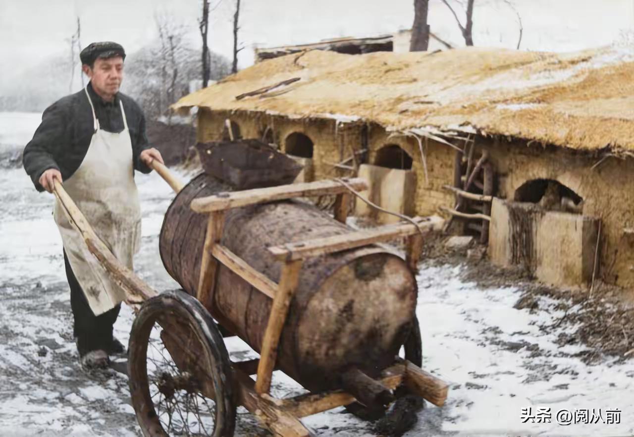 1969年，54岁的邓力群下放河北五七干校时的留影，那时候的他，最后担任的职务是