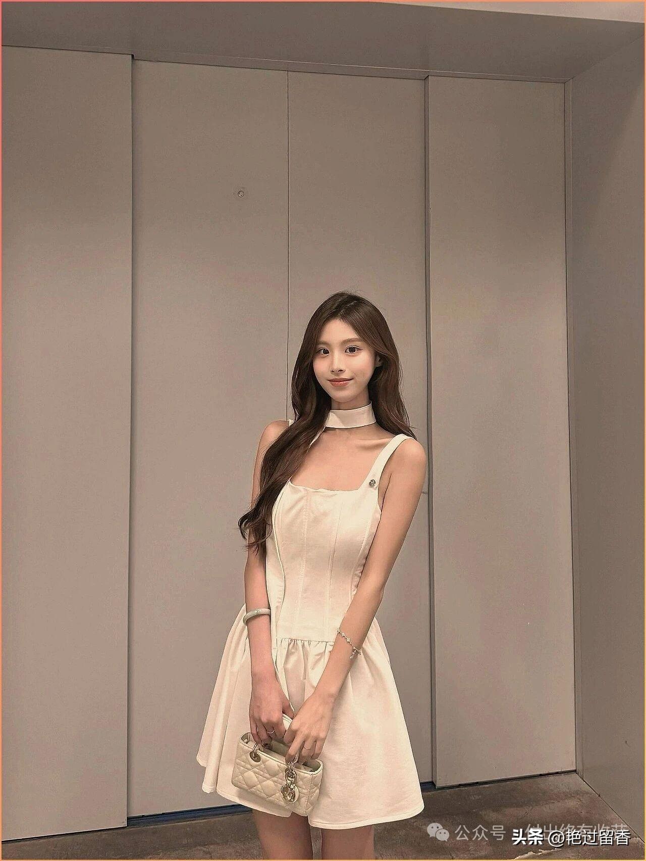 优雅白裙，清新气质，时尚穿搭指南！