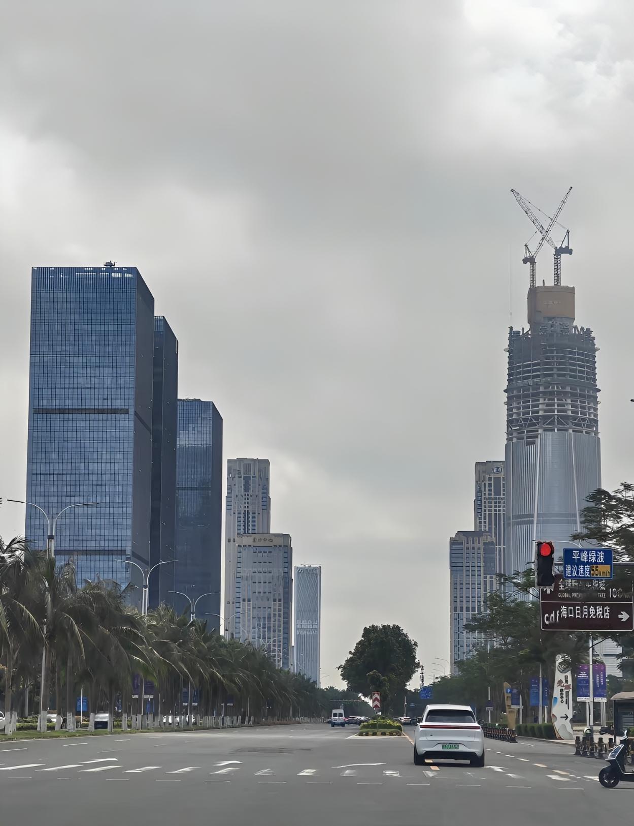 海口越来越像个大城市，虽然只有3百万人口2400多亿GDP但是城建水平非常高，远