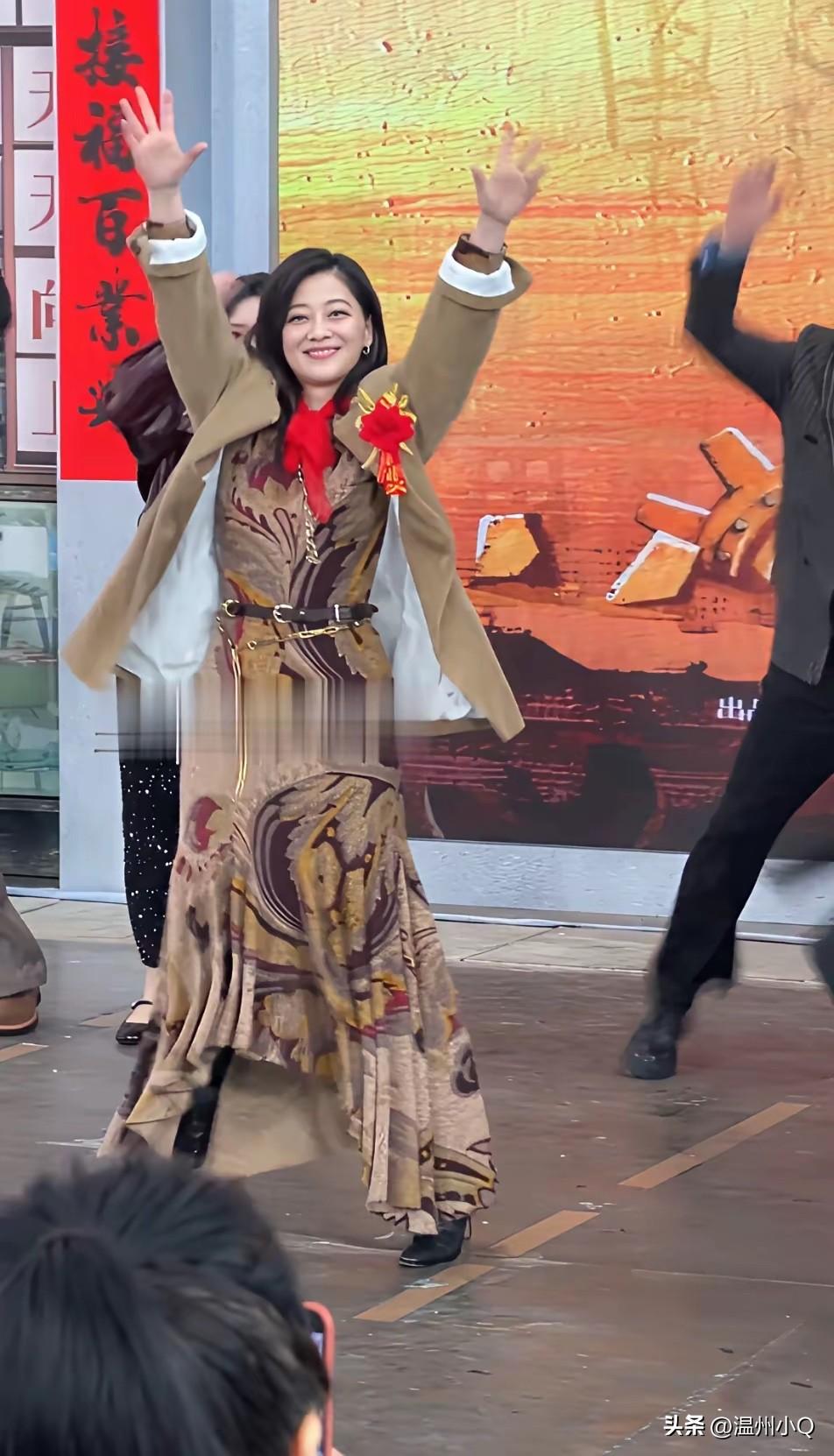 剧宣的时候，主演们一起跳舞，梅婷虽然不擅长跳舞，但她看起来特别享受这个跳舞过程。