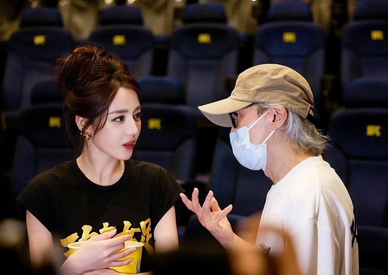 周星驰说：“我为什么找迪丽热巴呢？因为我接触的不少女演员都打了退堂鼓，只有迪丽热