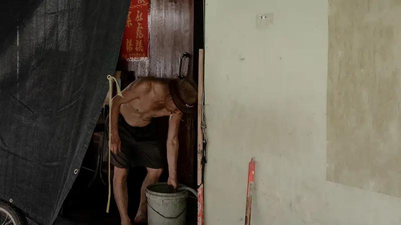 苏州36岁小伙俞俊成了“全职孙子”，每天早八晚五，陪91岁独居爷爷遛弯、玩手机、