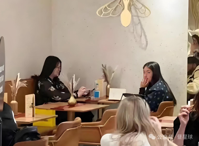 李湘和王诗龄被拍到在路边小店吃饭。我觉得真是很危险⚠️因为这个店的桌椅好像比较单